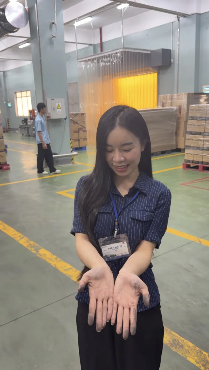 Phương với đôi tay lem luốc sau ca làm việc cùng robot tại nhà máy