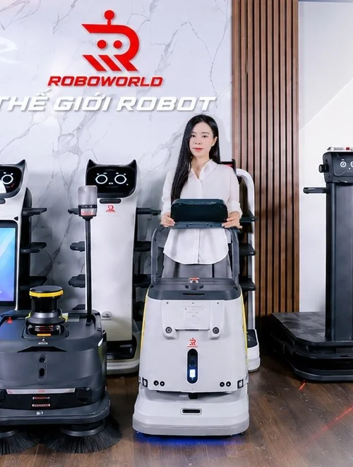 Bùi Thuý Phương cùng các robot PUDU tại showroom