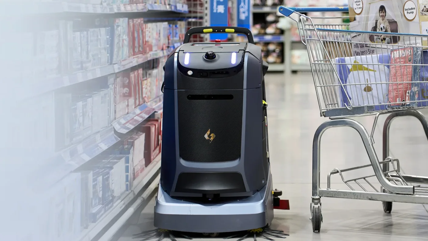Gausium Mira chà sàn giữa các kệ hàng siêu thị