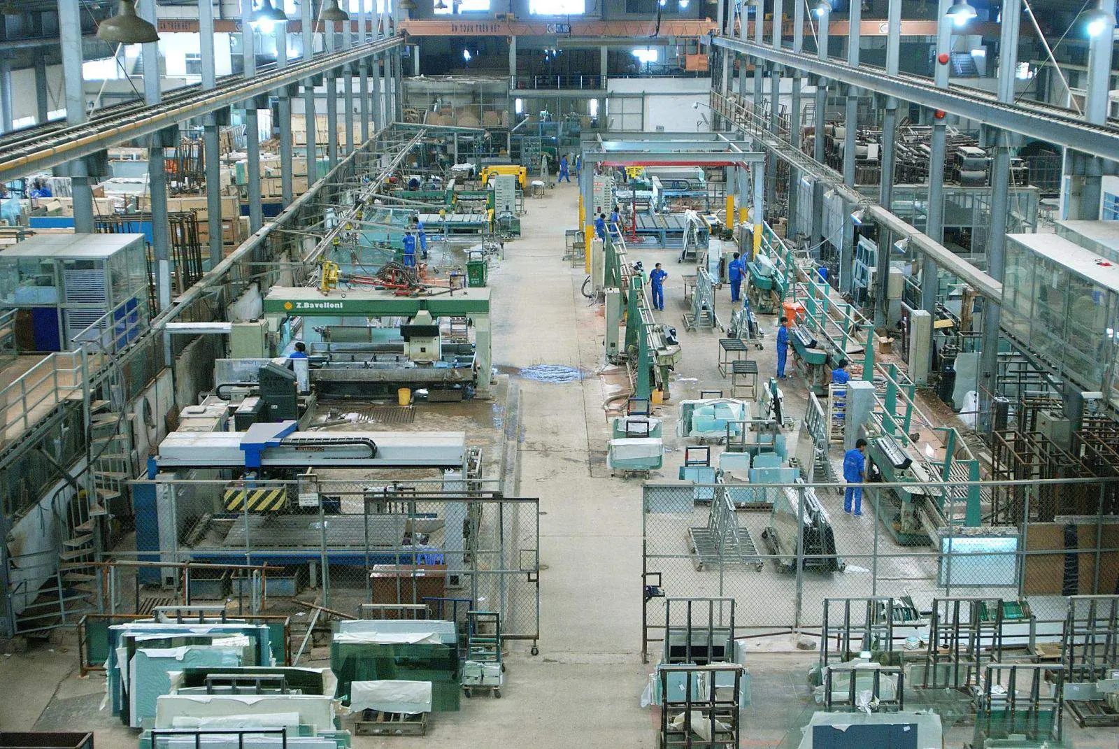 Nhà xưởng gia công với lối đi chính ở giữa – ảnh minh hoạ